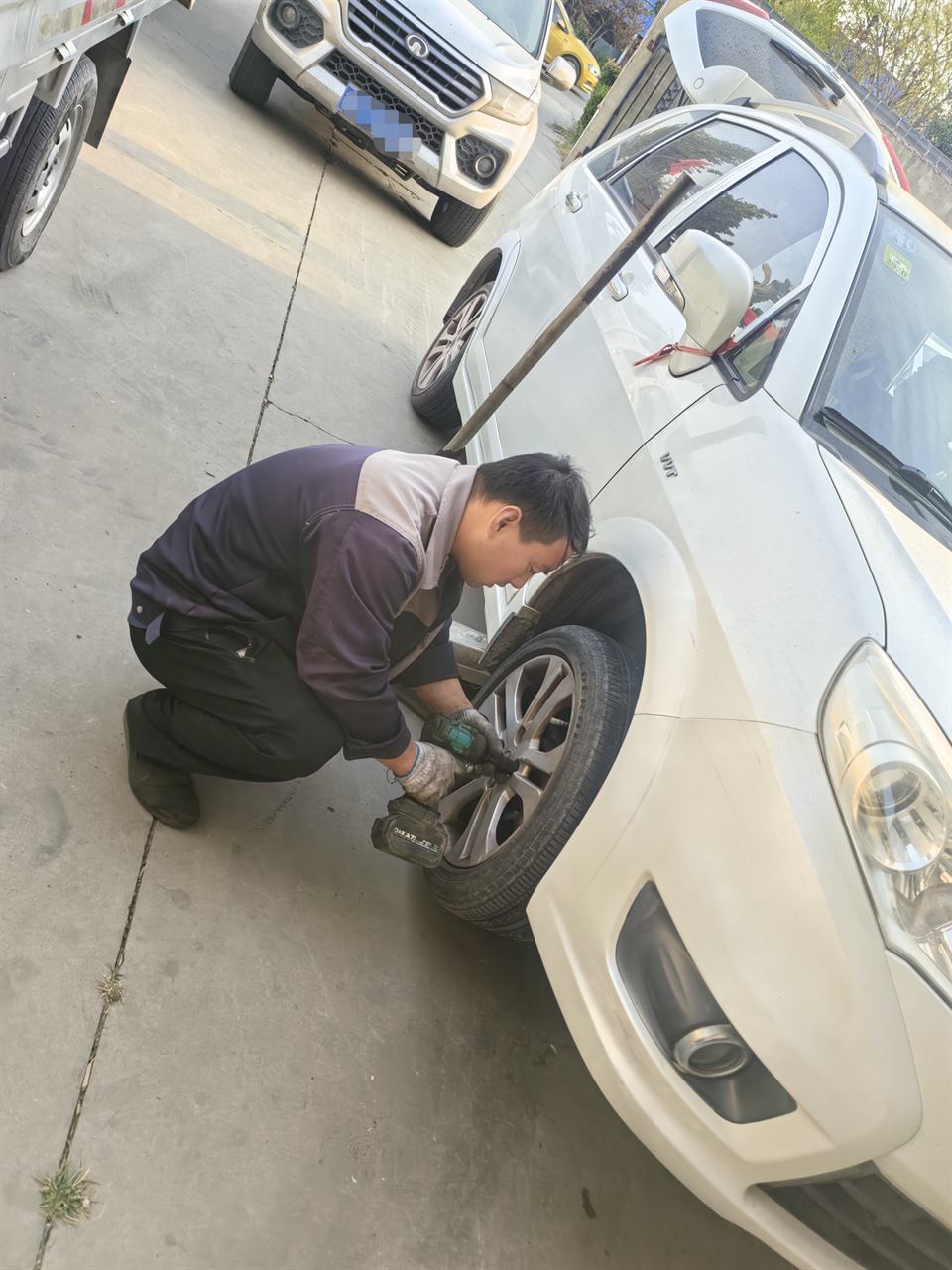 罗屯镇顺发汽修，罗屯镇顺发汽修车间补胎换胎现场实拍