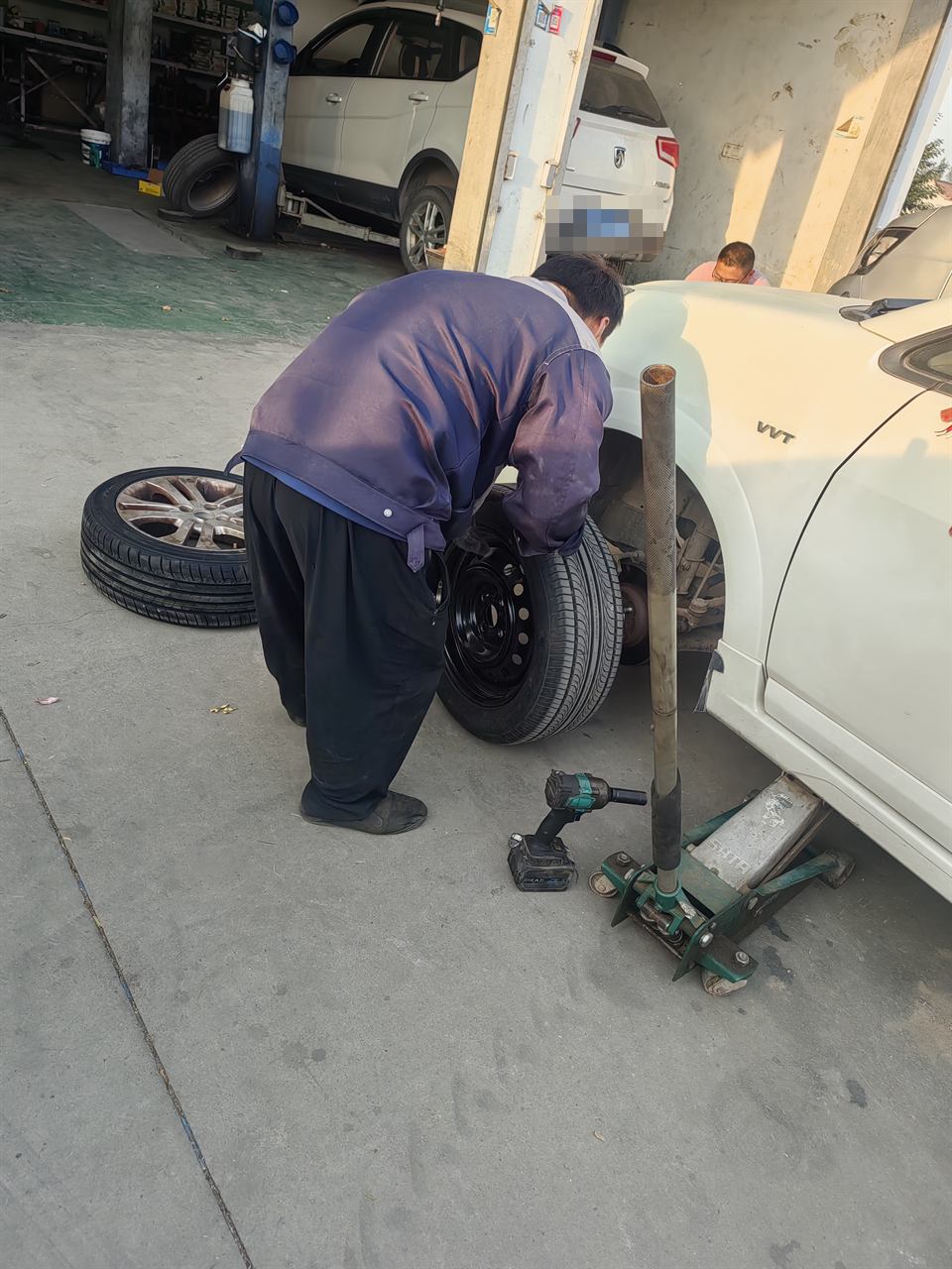 罗屯镇顺发汽修，罗屯镇顺发汽修师傅车旁补胎换胎，轿车轮胎拆装