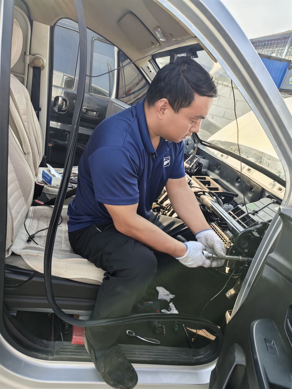 罗屯镇顺发汽修，罗屯镇顺发汽修师傅检修空调蒸发箱，罗屯镇汽车空调维修